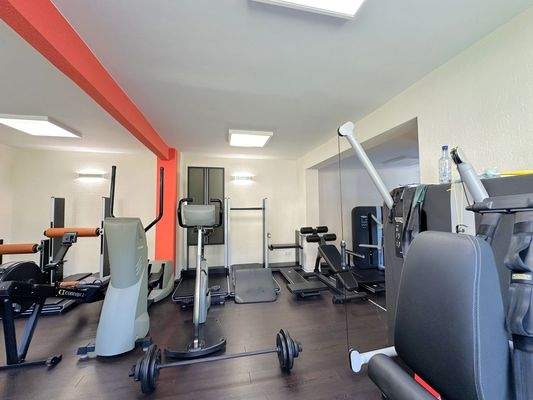privates Fitnessstudio im Nebengebäude (Geräte können ggf. übernommen werden)