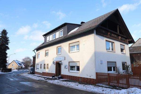 Wohnhaus straßenseitig