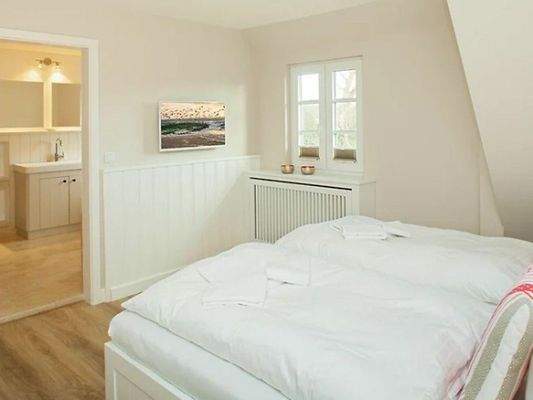 Schlafraum mit Bad en Suite im Obergeschoss