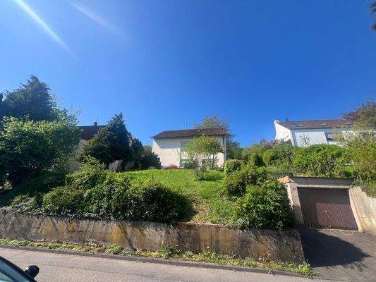 Starßenseite mit Abrisshaus