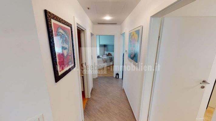 Don-Bosco-Bozen-Bolzano-Vierzimmerwohnung-quadrilocale-hochwertig-Veranda-Badewanne-Dusche-doccia-letzter-Stock-ultimo-piano-Garage