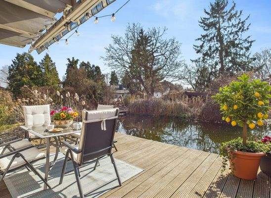 Terrasse mit (noch) Teichblick