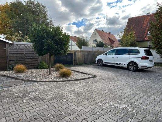 zusätzlich drei Stellplätze im Hof