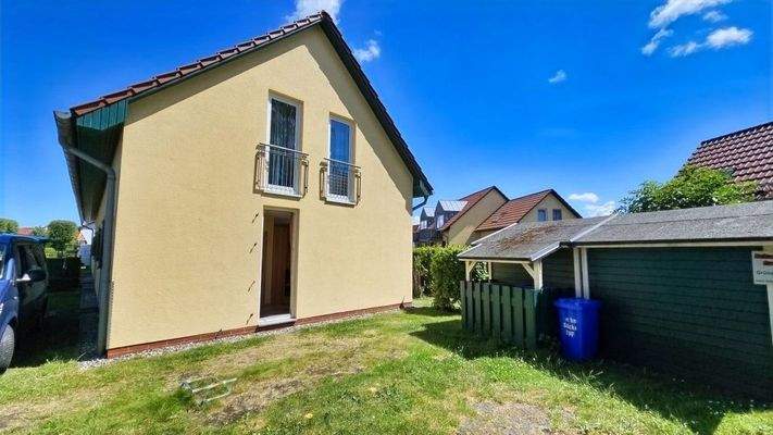 straßenseitige Ansicht mit Parkplatz