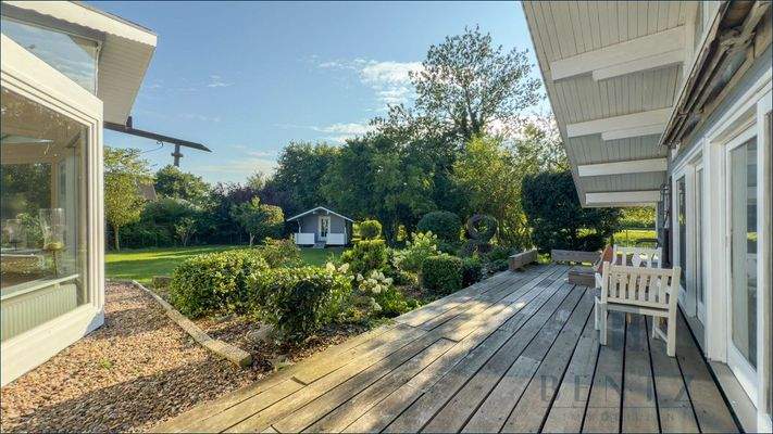 Terrasse mit Blick in den Garten