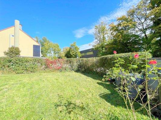 Weitere Ansicht des sonnigen Vorgartens