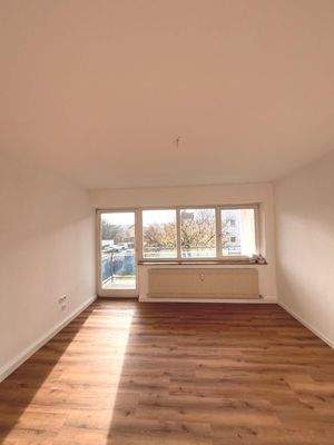 Helles Wohnzimmer mit Balkon