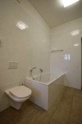 Badezimmer - Modern sanierte 2,5 Zimmer Altbauwohnung mit Stadtblick Miete Andräviertel Salzburg