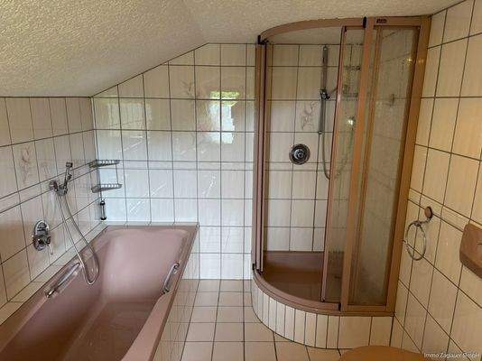 Das Badezimmer im Dachgeschoss