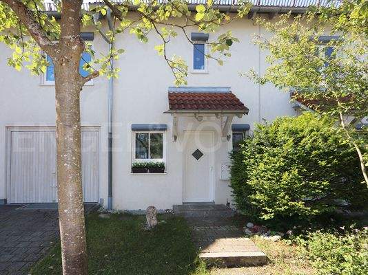 Frontansicht des Hauseingangs mit Garage