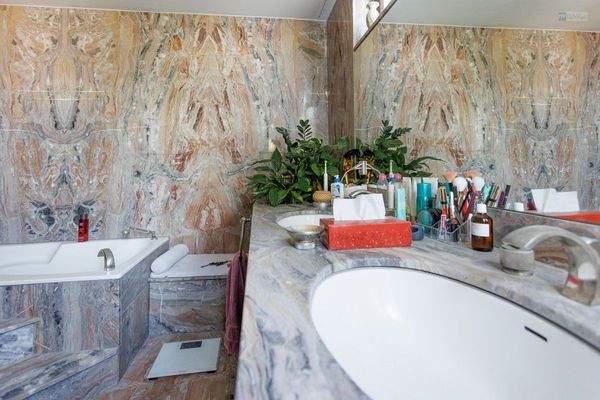 Badezimmer mit Marmorverkleidung