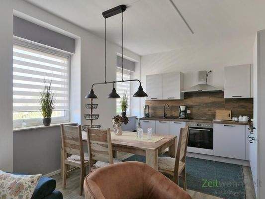 Blick zur Küche mit Esstisch