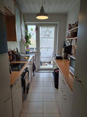 Küche mit Balkonzugang