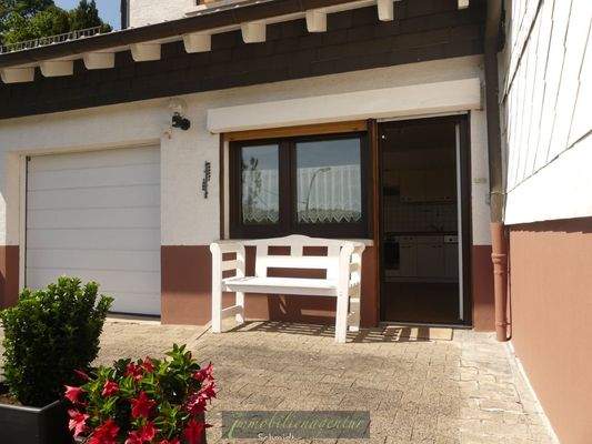 Wohnungseingang mit Sitzbank