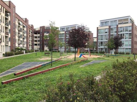 Moderne Wohnanlage mit Park