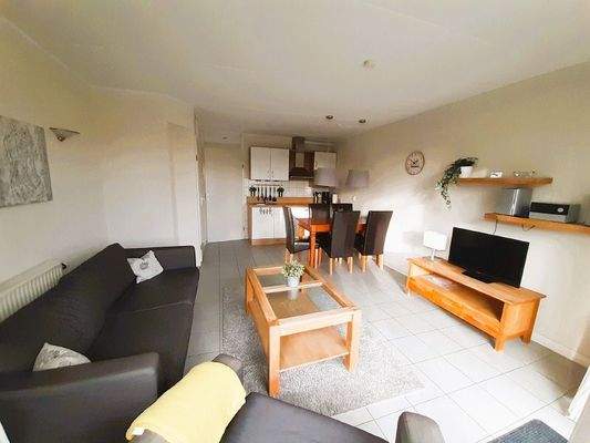 720 Wohnraum mit Küchenzeile