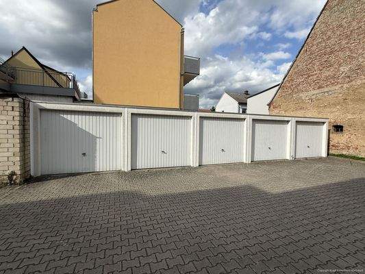 5 Garagen und viel Freifläche