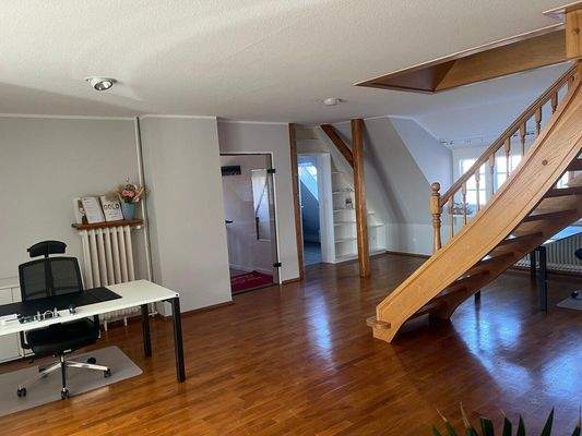 Büro mit Zugang zum Spitzboden 