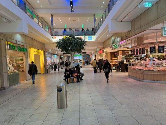 20230112_Blick von Rolltreppe EG in Mal und rechts Foodbereich