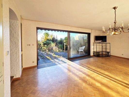 Wohnzimmer mit Zugang zur Terrasse