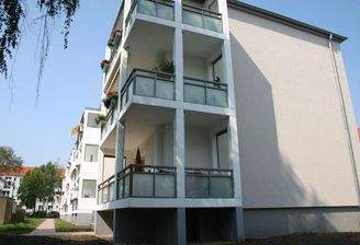 Giebelseite mit Eckbalkonen