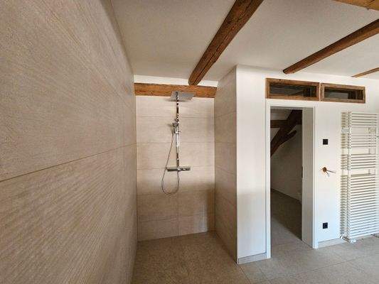 großzügiges Badezimmer mit Spa-Charakter“