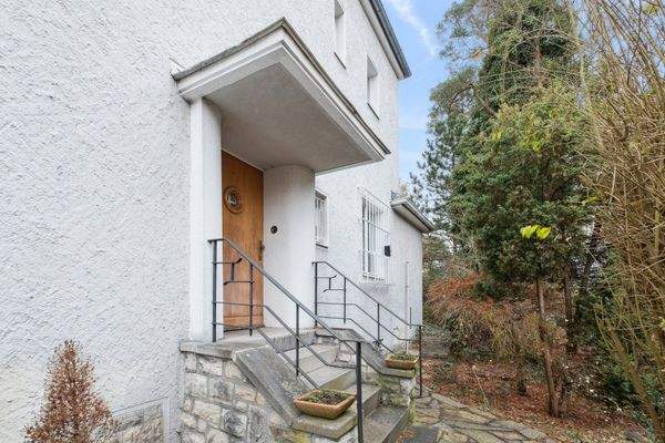 Hauseingang mit Tür aus dem Baujahr