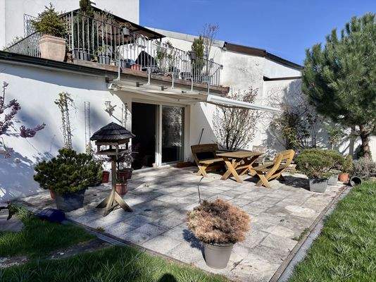 Terrasse mit Möblierung