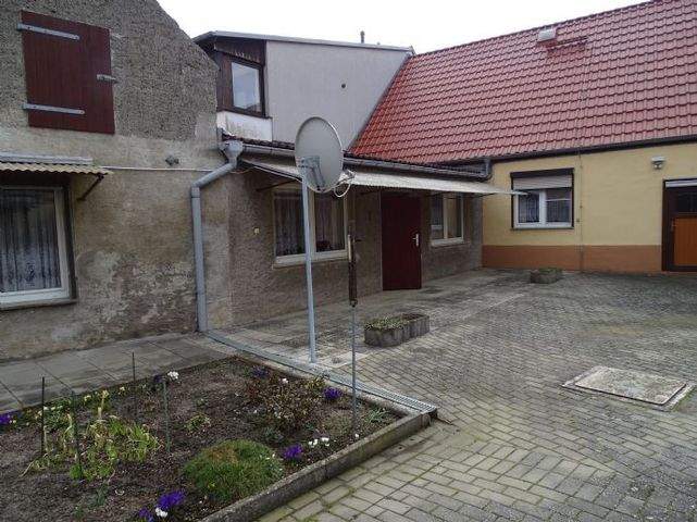 Vierseitenhof mit zwei Häusern, einem gemeinsamen großen Hof, mit