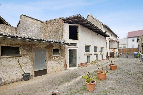 Anbau, ehemaliger Kuhstall und Nebengebäude am Haupthaus