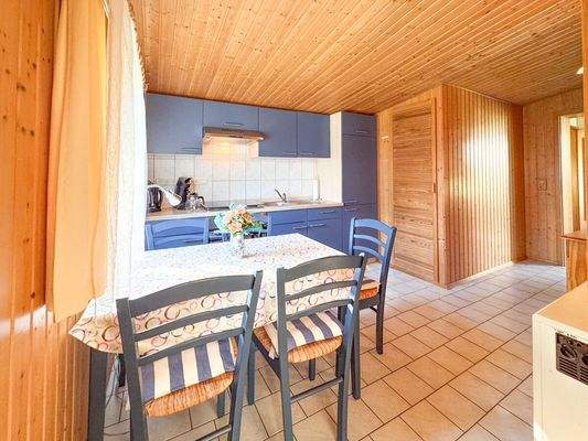 Mit Essplatz am Fenster