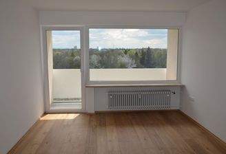 Wohnzimmer mit Balkon