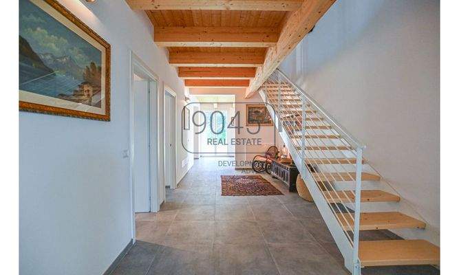 Zeitgemäße Landvilla in nachhaltiger Holzbauweise mit Panoramablick bei Potenza Picena