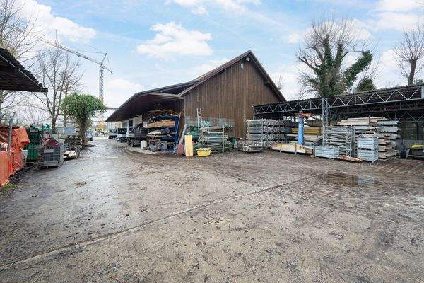 Außen Lagerfläche mit Halle