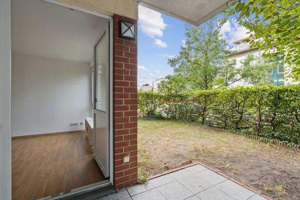 Terrasse mit kleinem Gartenbereich