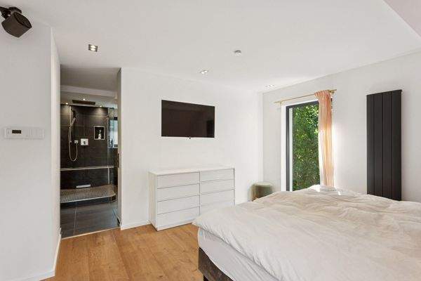 Schlafen mit Blick ins Bad