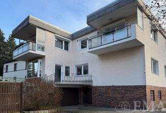 Hausansicht mit Terrasse und Balkon