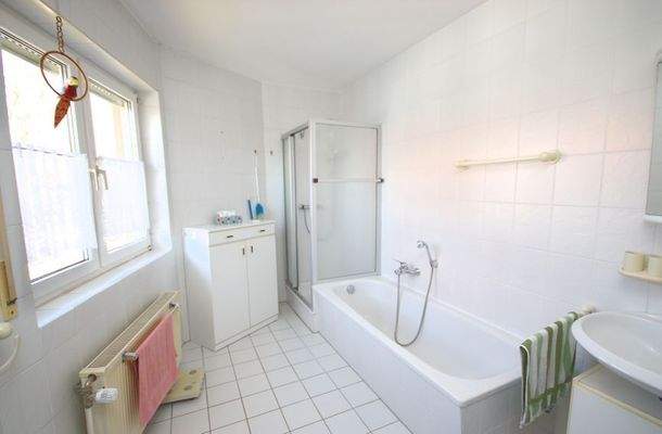 Bad mit Dusche und Wanne, Obergeschoß