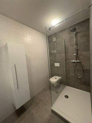 Badezimmer mit Dusche