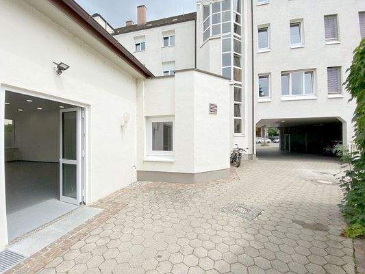 Eingangstüre in Blickrichtung Hofeinfahrt