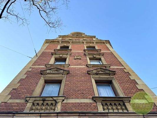 .. historischer Fassade und ...