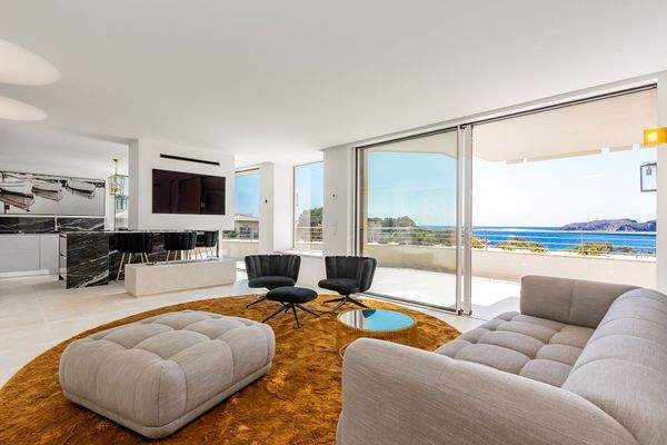 Offener Wohnbereich und Küche mit Kamin