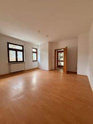 Leerer Raum mit Holzfußboden