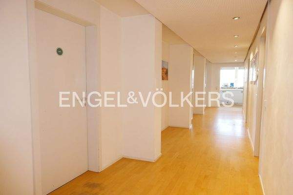 Großzügiger Flur in der Zahnarztpraxis im 1. Obergeschoss