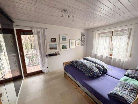 Elternschlafzimmer mit Zugang zum Balkon