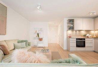 Wohnbereich mit Blick auf die Küche.jpg