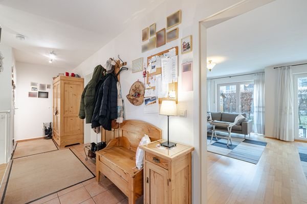 Flur mit Zugang zum Wohnzimmer