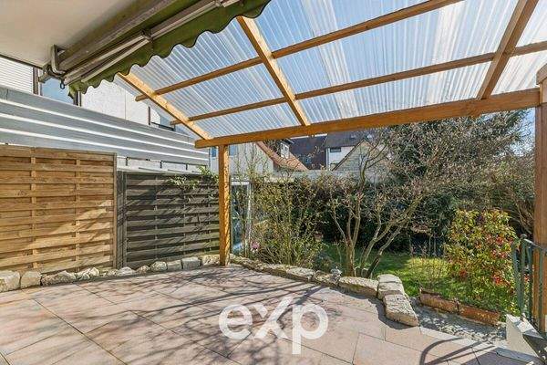 Überdachte Terrasse + Garten