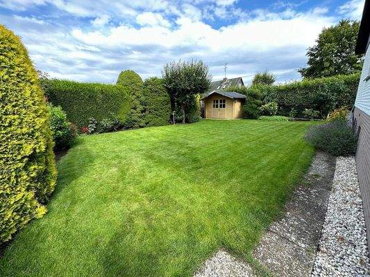 Garten mit Gartenhaus