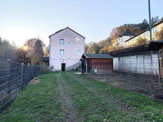 Terrasse und Garten mit Gartenhaus